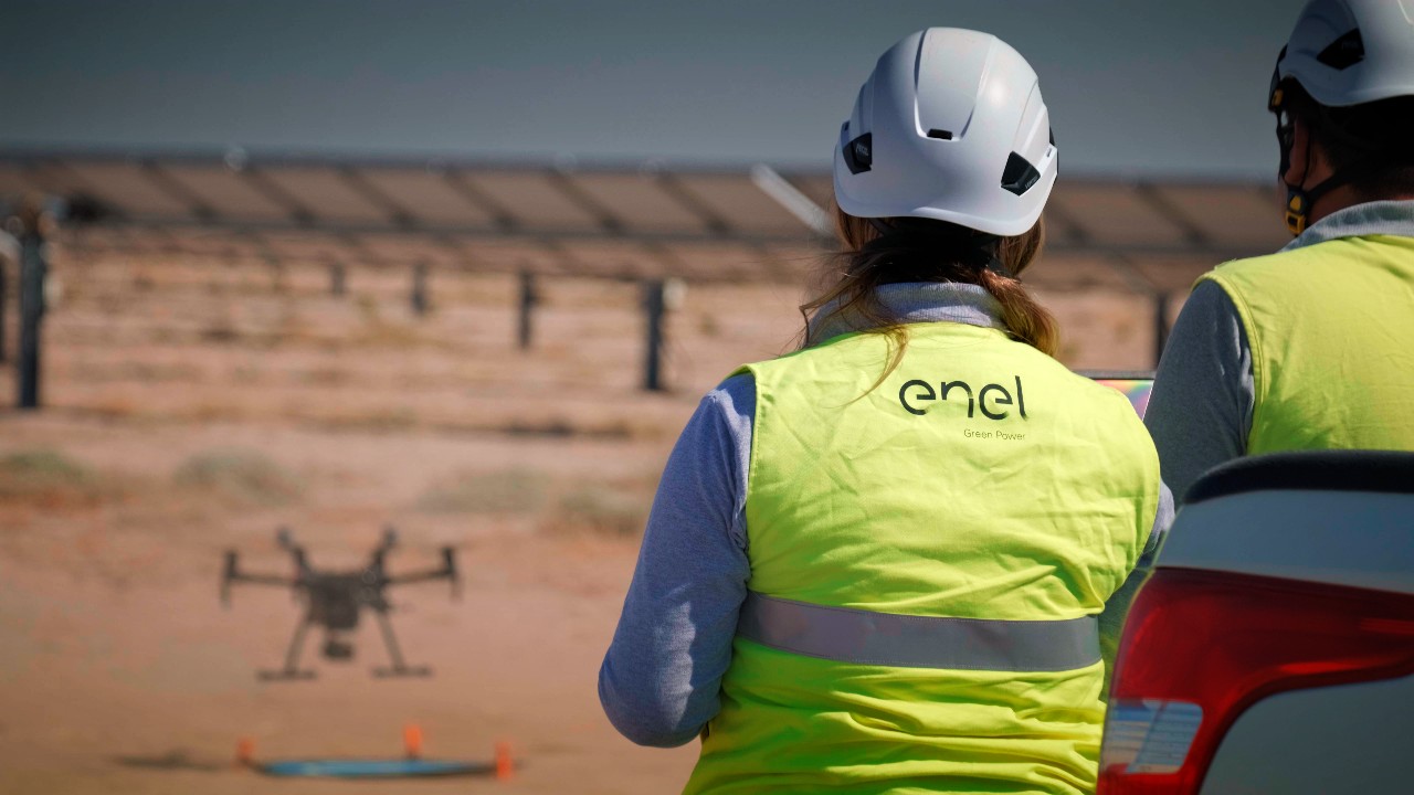 Mujer con chaleco de seguridad en una planta de energía solar